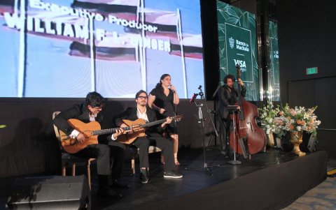 Cristina Hernández y el trío de cuerdas Sepia Jazz pusieron el toque musical.