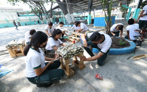 Los estudiantes del Francisco Campos Coello elaboran bancos, silla y mesas con pedazos de palet, que mejoran la vista del plantel.