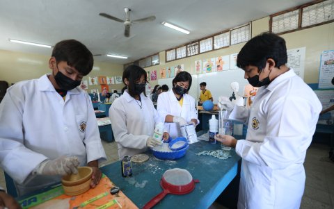 Talco, desinfectantes, jabón líquido, son algunos productos que elaboran los estudiantes del Aguirre Abad.