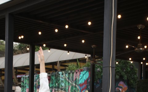 Como mujer joven, conoce los retos que enfrenta la gente de su edad. Por eso busca darles una mano en lo laboral.