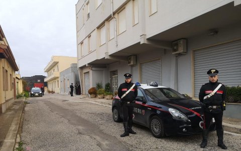 Agentes de la policía italiana ante la casa donde se escondía el jefe de la Casa Nostra, Matteo Messina Denaro. EFE/