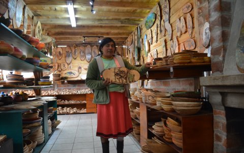 Oyacachi. Una mujer artesana muestra uno de sus trabajos.