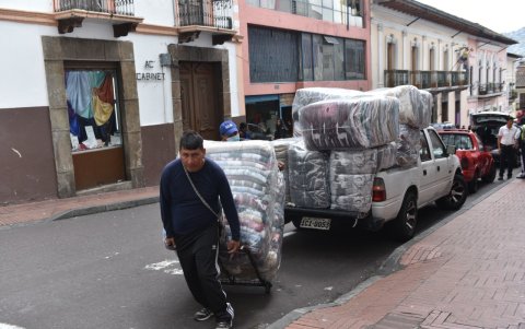 Descarga. En las mañanas, se puede ver la llegada de los productos provenientes de diferentes provincias del país, como Imbabura o Carchi.