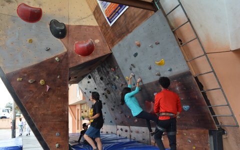 Niños y jóvenes acuden diariamente al muro del Comité de Escalada y Andinismo de Ambato para adiestrarse en este deporte.