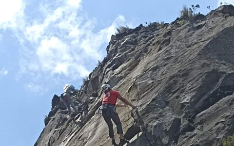 Escalar montañas es otro de los retos que se afronta en el deporte aventura, siempre con preparación y seguridad.