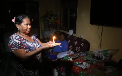 Muchas familias solo pueden alumbrarse con velas
