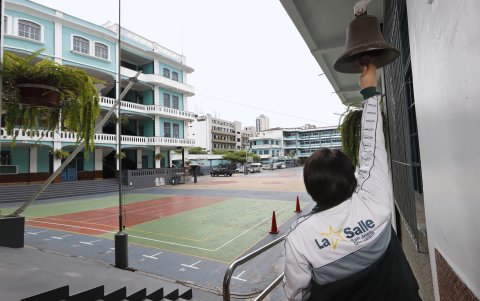 La campana del plantel educativo, en la sede del centro, es un ícono para los estudiantes. Era la que los guiaba, al marcar las horas de ingreso y los cambios de clases.