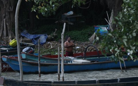 Algunos comuneros aprovechan a bañarse a orillas de la isla