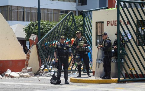 Una tanqueta tumbó la puerta de una universidad de Perú