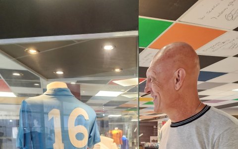 Oscar Alberto Dertycia, compañero de Maradona en la Copa América de 1987, contempla la camiseta del astro en el museo Mario Alberto Kempes.