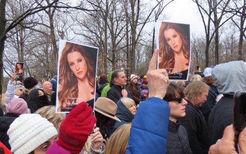 Decenas de fans se acercaron a Graceland para darle el último adiós a Lisa Marie.