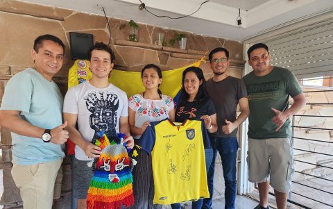 Parte de los compatriotas en suelo cordobés que no dejan de lucir la tricolor ni sus costumbres.