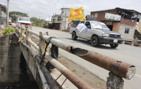 Deterioro. Las barandas del puente evidencian la falta de mantenimiento de la estructura.