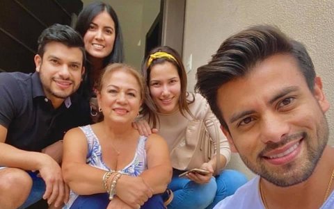 Junto a su hermano, madre, cuñada y Alejandra.