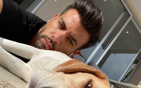 El presentador con su mascota Jagger.