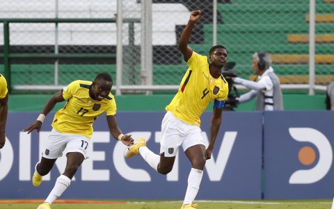 Garis Mina (d) fue el autor del tanto con que Ecuador salvó el cotejo.