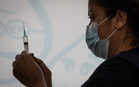 Un trabajador de la salud prepara una dosis de la vacuna Pfizer BioNTech contra el Covid-19, en una imagen de archivo.