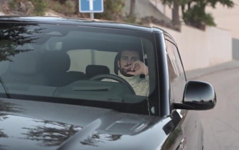 Piqué arribando al cumpleaños de su hijo. La prensa lo capta al momento de llegar.