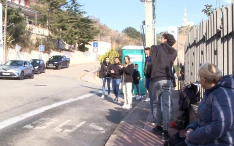 Fans de Shakira le cantaron el Feliz Cumpleaños a Milan en los exteriores de su casa.