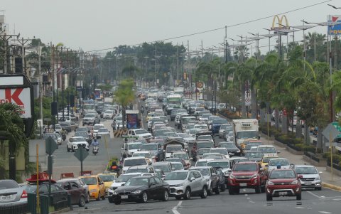 La Puntilla. En las denominadas horas pico, el tráfico vehicular en La Puntilla se ha vuelto un infierno por años. Este año, con obras pequeñas y macro se prevé aminorar el problema.