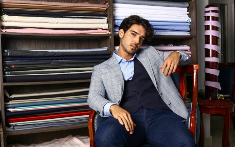 Bruno ha permanecido varias temporadas Italia, país donde la sastrería tiene gran demanda. Aquí en el atelier de Julio Medina.