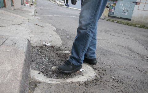 Enterradas. La falta de mantenimiento queda al descubierto, al constatar que hay sumideros que están colmados de tierra y ripio. Remover esto es imposible.