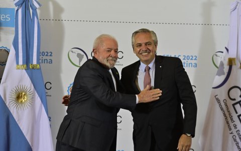 El presidente de Argentina, Alberto Fernández (d), recibe al presidente de Brasil, Luiz Inácio Lula da Silva, en el inicio de la cumbre de la Celac, hoy en Buenos Aires (Argentina).