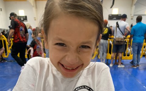 Lucía muestra con emoción sus dos medallas conseguidas en la competencia.