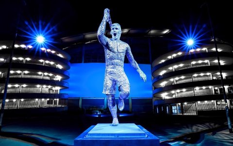 La estatua de Sergio Agüero se encuentra en el Etihad Stadium, en Mánchester.