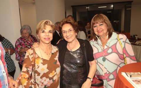 Anunzziatta Valdez de Ferrín, Nelsa Curvelo y Luzmila Nicolalde.