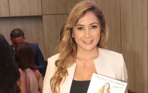 La autora y su libro.