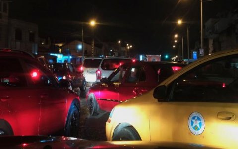 Así circulan los vehículos en la calle. Invaden carril, no dejan espacio para el peatón y hasta se suben las aceras.