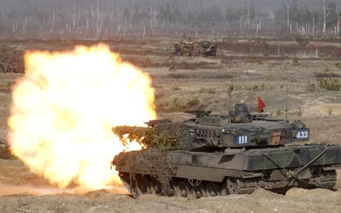 Imagen de archivo de un tanque de guerra alemán Leopard 2 durante ejercicios militares de 2021.