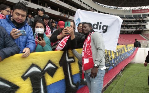 El zaguero haitiano ya recibió el cariño de los hinchas del conjunto universitario.