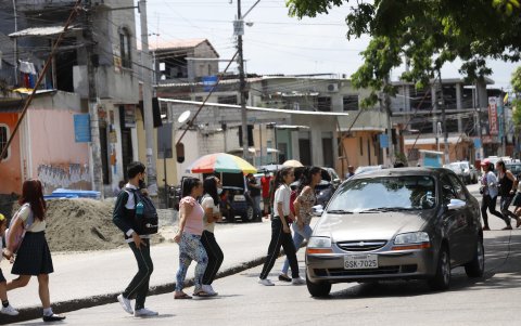 Frente al Liceo del Norte tampoco hay semáforos y los estudiantes corren peligro al cruzar de una vereda a otra.