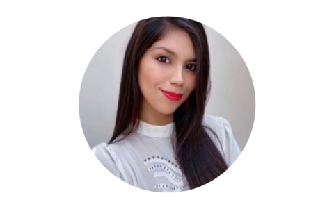 Michelle Pérez instruye a sus estudiantes en la UCSG.