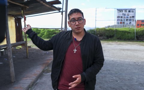 El habitante del barrio La Gasca, Steven Pazmiño, habla durante una entrevista con Efe el 23 de enero de 2023 en Quito (Ecuador).