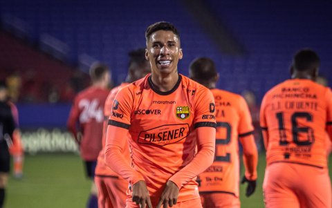 Agustín Rodríguez, delantero de Barcelona, festeja su primer gol con el Ídolo.