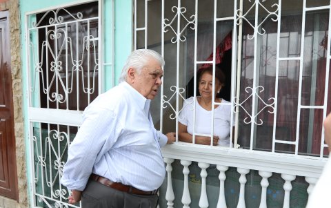 Molina dialogó con Lidia Girón, una de las residentes que ha tenido que colocar mallas en los exteriores de su domicilio para evitar que los roedores ingresen.