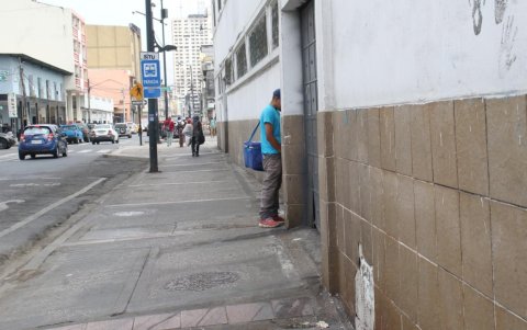 Un hombre usó el ‘baño’ mientras un equipo de EXPRESO realizaba un recorrido por la zona del hospita