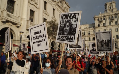 Decenas de personas participan en una nueva marcha contra el Gobierno de Dina Boluarte, en Lima (Perú)
