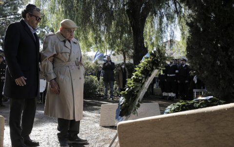 Hugo Frances, de 95 años, el último sobreviviente del Holocaust de la comunidad judía en Grecia, participa de una ceremonia de conmemoración en Atenas, este 27 de enero.