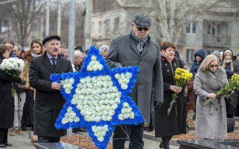 Personas participan de la conmemoración del Holocaustoi en Chisinau, Moldavia.