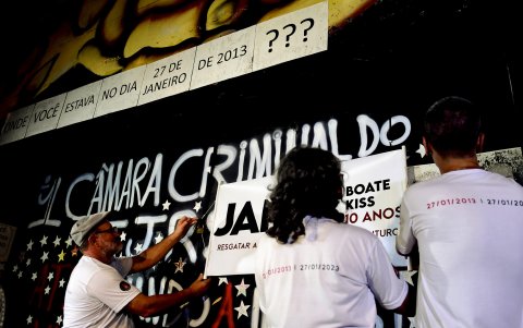 Familiares de las víctimas colocan carteles cerca del sitio donde ocurrió la tragedia hace diez años.