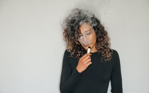 Los jóvenes que vapean son más propensos a fumar cigarrillos.