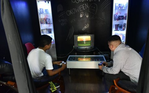 Variedad. Los restaurantes temáticos, en este caso, de videojuegos, son atractivos para los clientes, principalmente porque juegan mientras su orden está lista.