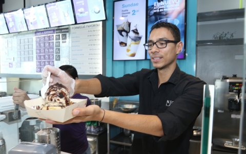 Nice Lab. Felipe García prepara un nitrowaffles.