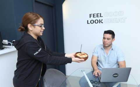 Urban Nutrition. Stephanie Condales sirve un helado de sabor piña colada sin azúcar y con proteína.