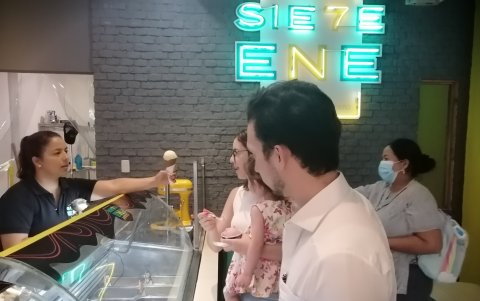 Clientes.- Una de las familias que asistió a SIE7E ENE a disfrutar de un helado.