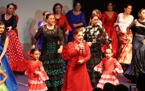 Al dirigirse a los asistentes, Patty Salcedo no podía dejar de nombrar a su maestra Janet Vivar, “a quien envío hasta el cielo mi primer agradecimiento esta noche”.